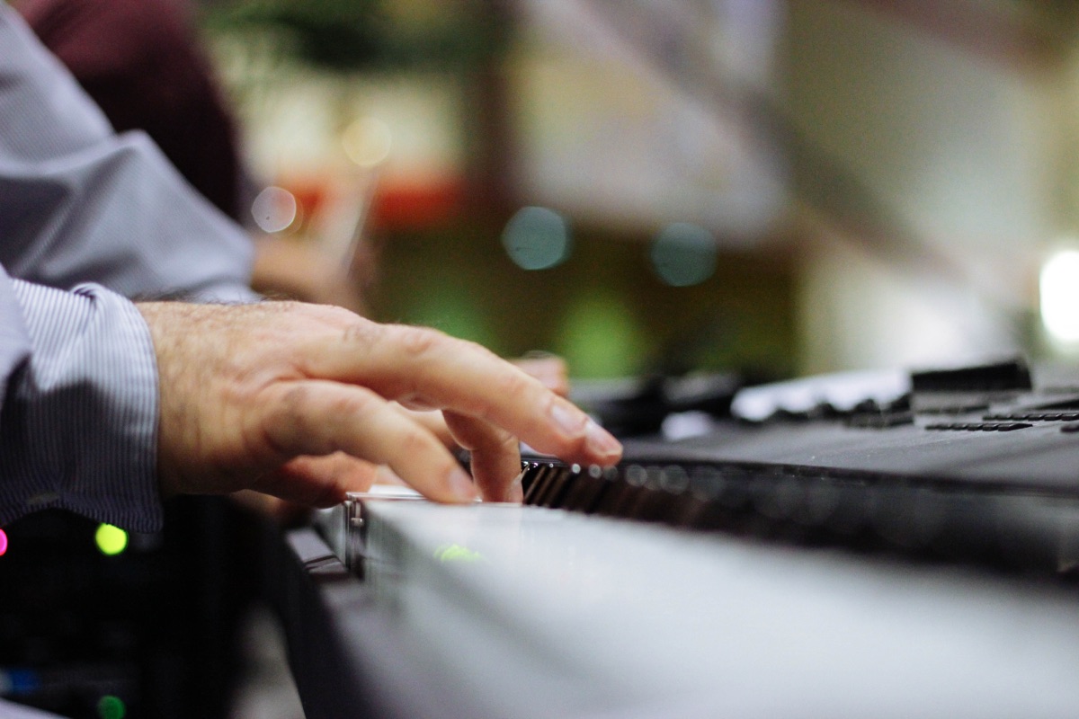 Close-up van iemand die op een keyboard speelt